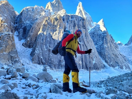 Uli Biaho Gallery, Trango, Karakorum, Pakistan, Damian Bielecki, Marcin Tomaszewski - Damian Bielecki sotto  Uli Biaho Gallery, Trango, Karakorum, Pakistan