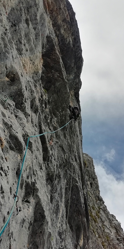 Presolana, Corna delle Quattro Matte, Balikwas, Luigi Berio, Paolo Serralunga - Paolo Serralunga in apertura su L2 di Balikwas, Corna delle Quattro Matte, Presolana