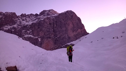 Dario Eynard, Presolana, Via Direttissima - Dario Eynard si avvicina alla parete nord della Presolana per effettuare la prima solitaria invernale della Via Direttissima