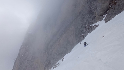 Dario Eynard, Presolana, Via Direttissima - Dario Eynard verso la base della parete nord della Presolana, prima di effettuare la prima solitaria invernale della Via Direttissima