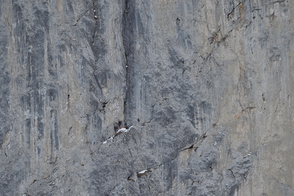 Dario Eynard, Presolana, Via Direttissima - Dario Eynard al bivacco, fotografato dal rifugio Albani, durante la prima solitaria invernale della Via Direttissima in Presolana