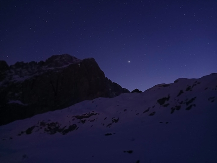 Dario Eynard, Presolana, Via Direttissima - La parete nord della Presolana e la frontale di Dario Eynard sull'ultimo tiro della Via Direttissima, giorno 2, durante la prima solitaria invernale