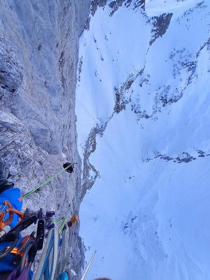 Dario Eynard, Presolana, Via Direttissima - I sacconi di Dario Eynard durante la prima solitaria invernale della Via Direttissima in Presolana