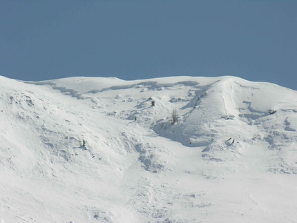 La prevenzione degli incidenti da valanga nelle escursioni con le racchette da neve - Grande valanga sui prati di Casera Coot, gruppo del Canin, Alpi Giulie