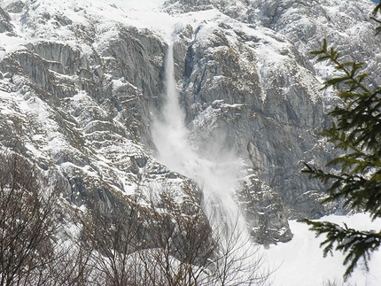 La prevenzione degli incidenti da valanga nelle escursioni con le racchette da neve - Valanga dalle pareti del Lasca Plagna, gruppo del Canin, Alpi Giulie