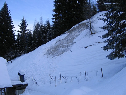 La prevenzione degli incidenti da valanga nelle escursioni con le racchette da neve - Valanga di fondo lungo la strada per le Sorgenti del Piave, Sappada