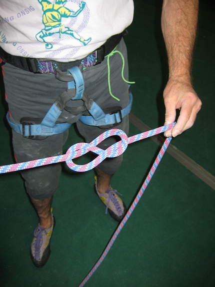 Nodi per l'arrampicata in falesia - Nodo a otto infilato (nodo delle guide con frizione)