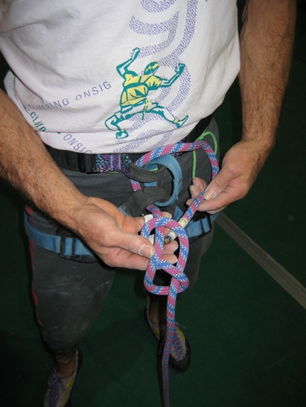 Nodi per l'arrampicata in falesia - Nodo a otto infilato (nodo delle guide con frizione)