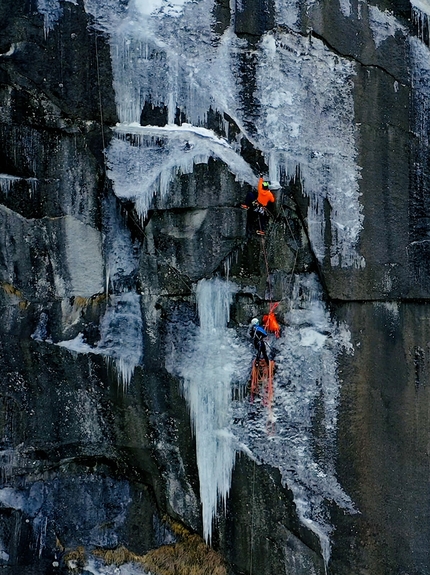 Riva di Tures, Simon Gietl, Jakob Steinkasserer, Focus - Simon Gietl e Jakob Steinkasserer durante la prima salita della cascata di ghiaccio Focus a Riva di Tures, dicembre 2021