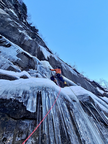 Rein in Taufers, Simon Gietl, Jakob Steinkasserer, Focus - Simon Gietl and Jakob Steinkasserer making the first ascent of Focus at Riva di Tures, December 2021