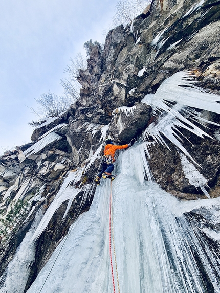 Riva di Tures, Simon Gietl, Jakob Steinkasserer, Focus - Simon Gietl durante la prima salita della cascata di ghiaccio Focus a Riva di Tures, dicembre 2021