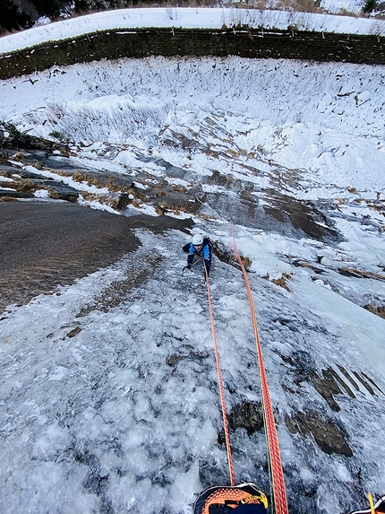 Riva di Tures, Simon Gietl, Jakob Steinkasserer, Focus - Simon Gietl e Jakob Steinkasserer durante la prima salita della cascata di ghiaccio Focus a Riva di Tures, dicembre 2021