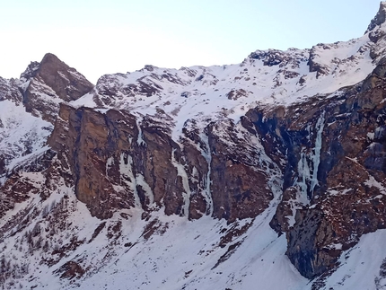 Pian della Mussa, Val d’Ala di Lanzo, Giancarlo Maritano - La cascate di ghiaccio sopra Pian della Mussa, Val d’Ala di Lanzo. Da destra a sinistra: Cascatone del Pian dei Morti, la Naressa e la Meringa, Sulle Ali della Storia, Attacco all’ultima bava