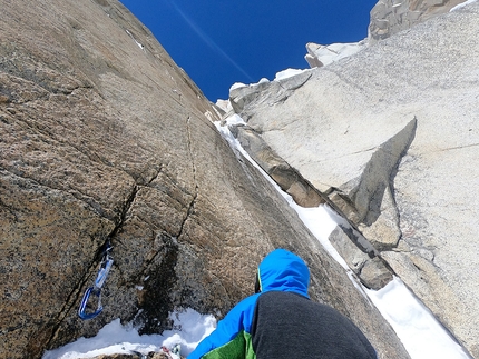 Cerro Torre, Patagonia - Matteo Pasquetto impegnato a salire il Diedro degli Inglesi sulla parete est del Cerro Torre in Patagonia, gennaio 2019