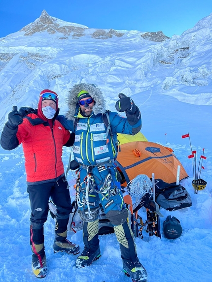 Manaslu, Simone Moro, Alex Txikon - Simone Moro and Alex Txikon at Campo 1 on Manaslu