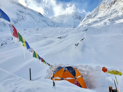 Manaslu, Simone Moro, Alex Txikon - Manaslu Base Camp at 4800m, before being hit by an avalanche
