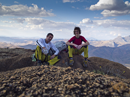 Adam Ondra - Adam Ondra e Pietro Dal Pra in cima al Tsaranoro in Madagascar dopo la prima libera in giornata di Tough Enough (8c, 380m) dove è nato il loro progetto assieme di Climb for Life.