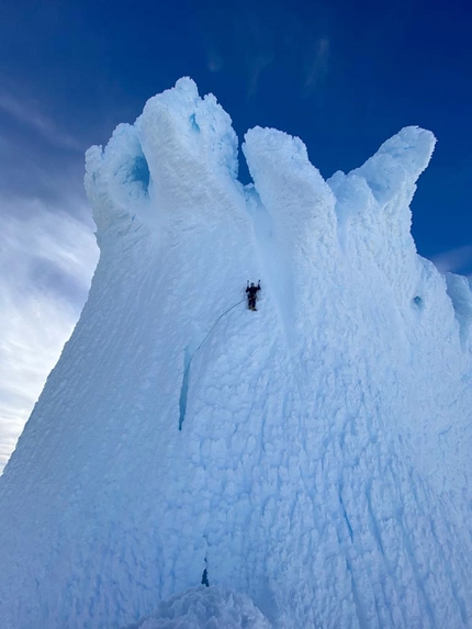 Cerro Torre, Patagonia, Roger Schäli, Mario Heller, Pablo Pontoriero - Cerro Torre, Patagonia: Roger Schäli, Mario Heller and Pablo Pontoriero climbing the West Face Ragni Route