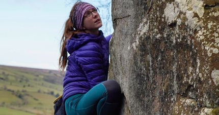 Anna Taylor sale senza corda un E8 a Danby Crag nel Regno Unito