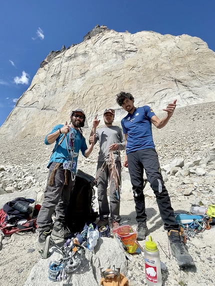 Cuerno Este, Cuernos del Paine, Patagonia, Pepo Jurado, Romano Marcotti, Sebastian Pelletti - Romano Marcotti, Sebastian Pelletti e Pepo Jurado racking prima della prima salita di Cuerno Este, Cuernos del Paine, Patagonia il 19/01/2022 attraverso la via Vacaciones Metamórficas