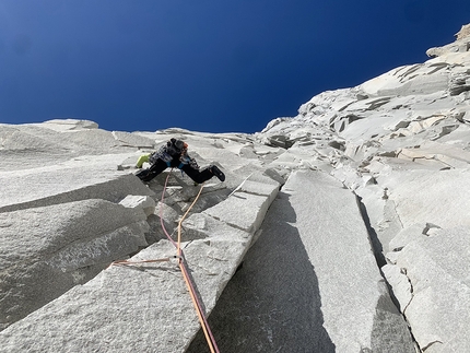 Torres del Paine, Patagonia, La Hoja, Pepo Jurado, Sebastian Pelletti, Cuarzo Menguante - Pepo Jurado and Sebastian Pelletti making the first ascent of Cuarzo Menguante on the East Face of La Hoja, Torres del Paine, Patagonia (27-28/01/2022)