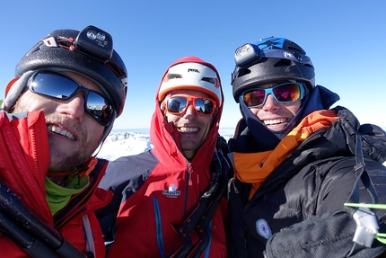 Grandes Jorasses, Pointe Whymper, Mont Blanc, Directe de l'Amitié, Leo Billon, Sébastien Ratel, Benjamin Védrines - Sébastien Ratel, Leo Billon and Benjamin Védrines on the summit of Directe de l'Amitié on the North Face of the Grandes Jorasses, climbed by the trio from 24 to 26 January 2022