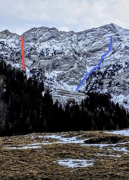 Monte Pegherolo, Alpi Orobie, Cristian Candiotto, Chiara Grattarola, Benigno Balatti - La parete NE del Monte Pegherolo, Alpi Orobie. In rosso Pussy Riot (Yuri Parimbelli, Marco Tiraboschi 2015), in blu È per te (Cristian Candiotto, Chiara Grattarola, Benigno Balatti 2022)