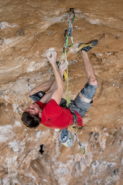 Stefano Ghisolfi frees L'Arenauta 9b at Sperlonga, Italy