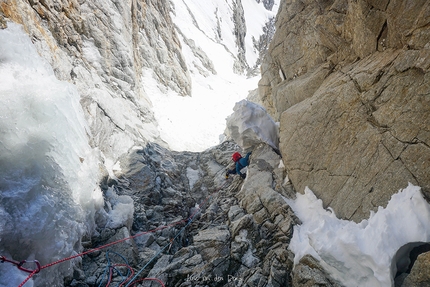 Grandes Jorasses, Phantom Direct, Line van den Berg, Fay Manners, Via in memoria di Gianni Comino - Fay Manners sul secondo tiro di misto di Phantom Direct (Via in memoria di Gianni Comino), parete sud delle Grandes Jorasses, durante la prima femminile effettuata insieme a Line van den Berg il 26/01/2022