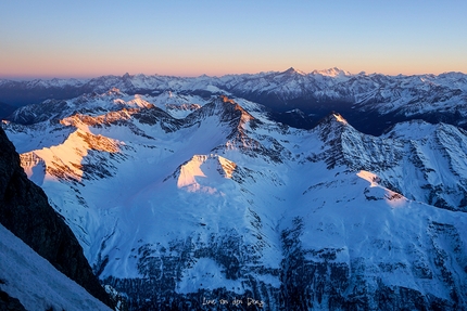 Grandes Jorasses, Phantom Direct, Line van den Berg, Fay Manners, Via in memoria di Gianni Comino - Tramonto dalla parete sud delle Grandes Jorasses (Line van den Berg, Fay Manners 26/01/2022)