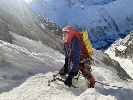 Grandes Jorasses, Phantom Direct, Line van den Berg, Fay Manners, Via in memoria di Gianni Comino - Line van den Berg sulla parete sud delle Grandes Jorasses durante la prima femminile di Phantom Direct (Via in memoria di Gianni Comino) il 26/01/2022