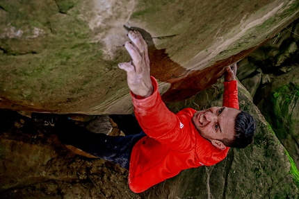 Elias Iagnemma - Elias Iagnemma sending Ganesh 8C+ at Tintorale, Italy