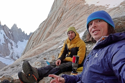 Pain and Gain, Aguja Desmochada, Patagonia, Ondrej Húserka, Jozef Kristoffy - Nel couloir Poincenot  durante la prima salita di Pain and Gain su Aguja Desmochada in Patagonia (Ondrej Húserka, Jozef Kristoffy 27-28/01/2022)