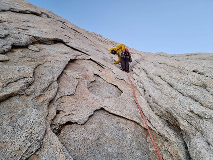 Pain and Gain on Aguja Desmochada in Patagonia by Ondrej Húserka, Jozef Kristoffy