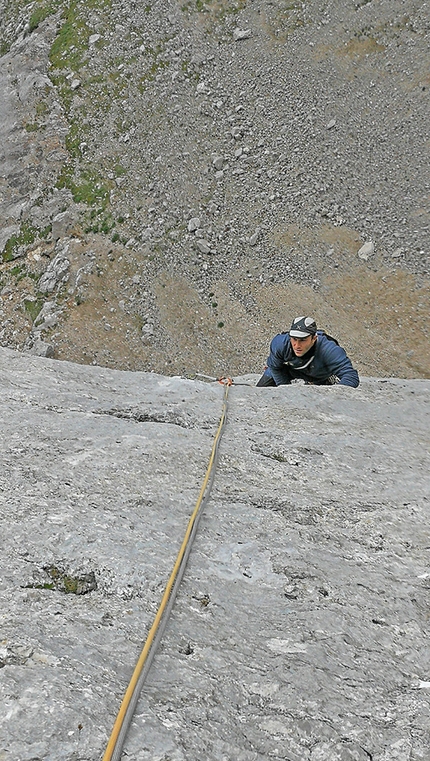 Marmolada, Dolomiti, Piz Serauta, Tentar non nuoce, Rolando Larcher, Tiziano Buccella, Geremia Vergoni - Tiziano Buccella nel 2020 sul 3° tiro di Tentar non nuoce al Piz Serauta in Marmolada