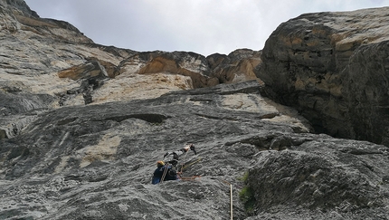 Marmolada, Dolomiti, Piz Serauta, Tentar non nuoce, Rolando Larcher, Tiziano Buccella, Geremia Vergoni - Tiziano Buccella nel 2020 in apertura del 4° tiro di Tentar non nuoce al Piz Serauta in Marmolada