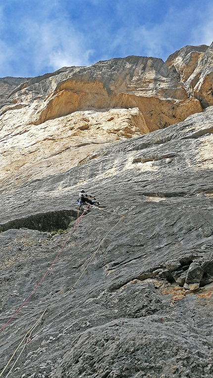 Marmolada, Dolomiti, Piz Serauta, Tentar non nuoce, Rolando Larcher, Tiziano Buccella, Geremia Vergoni - Tiziano Buccella nel 2020 in apertura del 4° tiro di Tentar non nuoce al Piz Serauta in Marmolada