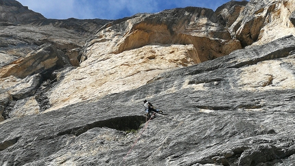 Marmolada, Dolomiti, Piz Serauta, Tentar non nuoce, Rolando Larcher, Tiziano Buccella, Geremia Vergoni - Tiziano Buccella nel 2020 in apertura del 4° tiro di Tentar non nuoce al Piz Serauta in Marmolada