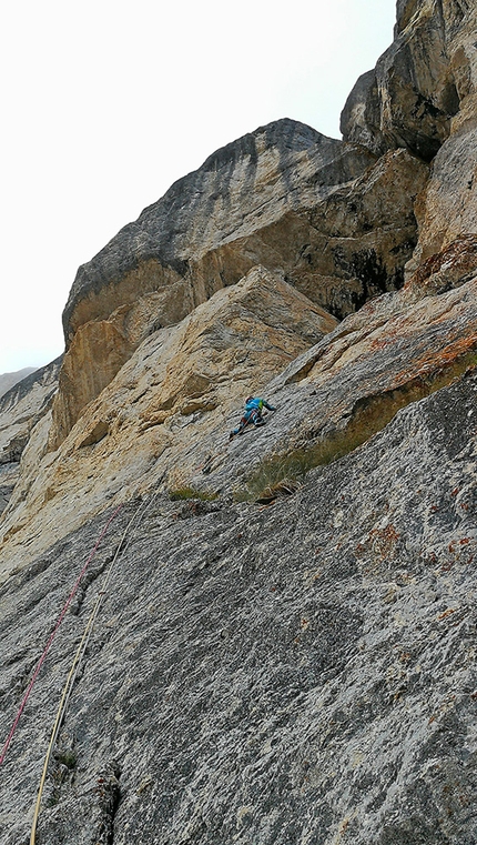 Marmolada, Dolomiti, Piz Serauta, Tentar non nuoce, Rolando Larcher, Tiziano Buccella, Geremia Vergoni - Geremia Vergoni in apertura del 7°tiro di Tentar non nuoce al Piz Serauta in Marmolada, 2020