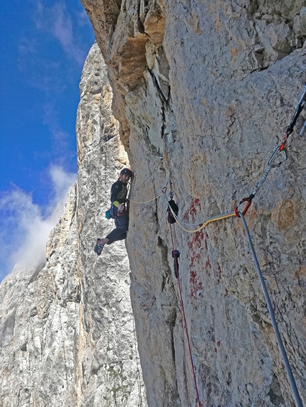 Marmolada, Dolomiti, Piz Serauta, Tentar non nuoce, Rolando Larcher, Tiziano Buccella, Geremia Vergoni - Rolando Larcher in apertura dell'8°tiro nel 2021 di Tentar non nuoce al Piz Serauta in Marmolada