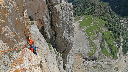 Marmolada, Dolomiti, Piz Serauta, Tentar non nuoce, Rolando Larcher, Tiziano Buccella, Geremia Vergoni - Tiziano Buccella sull'8° tiro nel 2021 su Tentar non nuoce al Piz Serauta in Marmolada