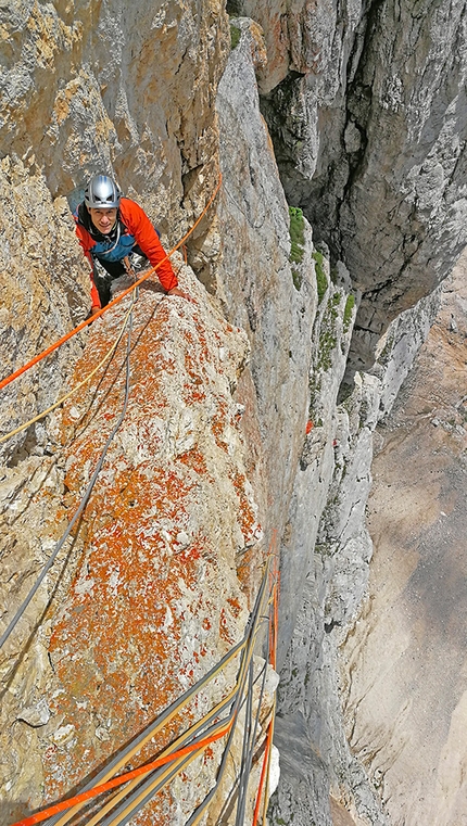 Marmolada, Dolomiti, Piz Serauta, Tentar non nuoce, Rolando Larcher, Tiziano Buccella, Geremia Vergoni - Tiziano Buccella sull'8° tiro nel 2021 su Tentar non nuoce al Piz Serauta in Marmolada