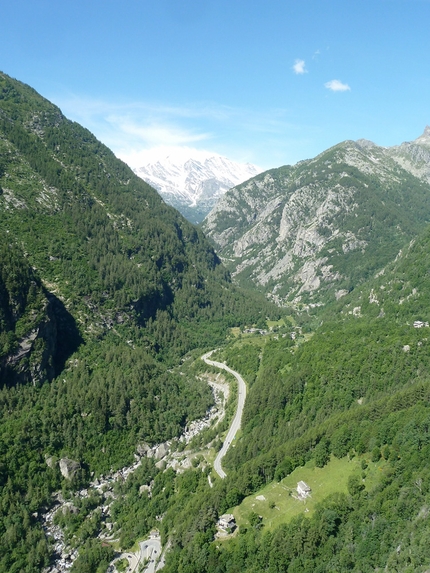 Valle Orco, Nuovo Mattino - La valle dell'Orco e le famose pareti 