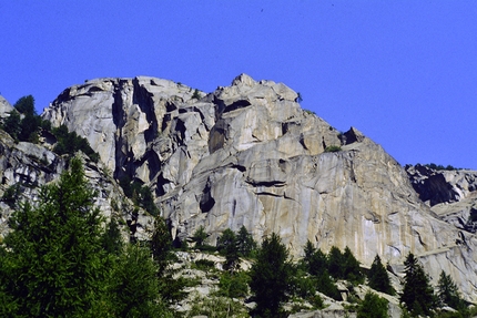 Valle Orco, Nuovo Mattino - Le spettacolari pareti di Balma Fiorant in Valle dell’Orco, ribattezzate Il Caporal nel 1972