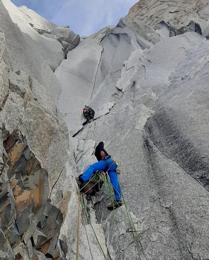 Aguja Saint-Exupéry, Patagonia, Esteban Degregori, Horacio Gratton, Pedrito Odell - El Zorro y la Rosa, Aguja Saint-Exupéry, Patagonia, (6c+ C1 500m, Esteban Degregori, Horacio Gratton, Pedrito Odell 26-27/01/2022)