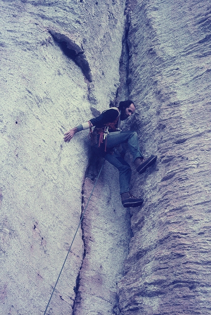 Gianni Calcagno - Gianni Calcagno in arrampicata sulla Via Diedro Rosso, Monte Cucco, Finale