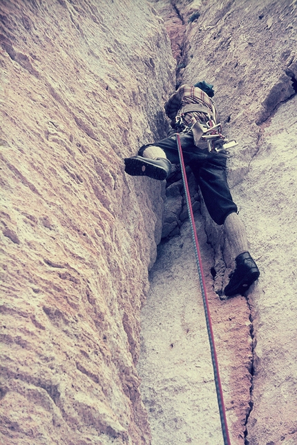 Gianni Calcagno - Gianni Calcagno in arrampicata sulla Via Diedro Rosso, Monte Cucco, Finale