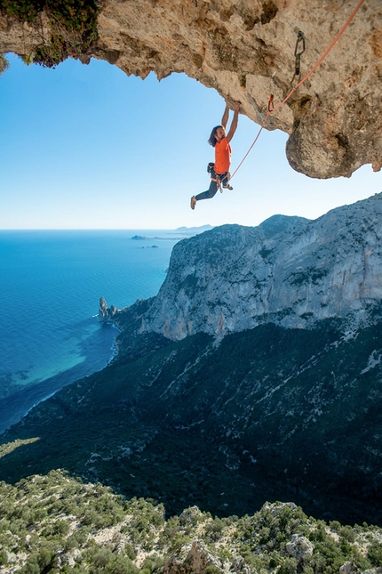 Alexander Huber, Bavarese, Punta Giradili, Sardinia - Alexander Huber climbing his La Bavarese, Punta Giradili, Sardinia