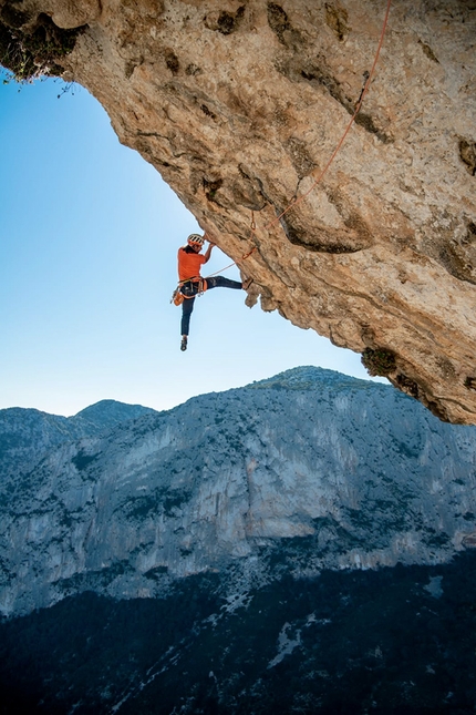 Alexander Huber, Bavarese, Punta Giradili, Sardinia - Alexander Huber climbing his La Bavarese, Punta Giradili, Sardinia