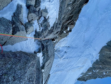 Pointe Adolphe Rey, Mont Blanc, François Cazzanelli, Jerome Perruquet - Jerome Perruquet establishing Impulso Geniale on the north face of Pic Adolphe Rey, Mont Blanc, on 10/02/2022